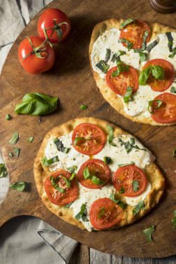 Mozarella fesleğen ve domates gözleme Pizza