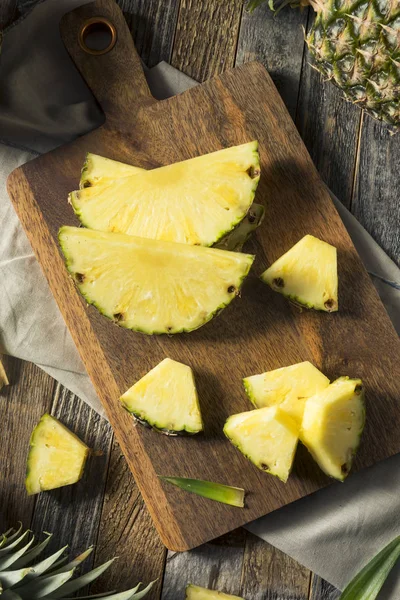 Ruwe geel organische ananas segmenten — Stockfoto