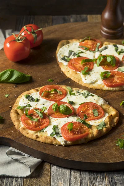 Моцарелла с томатной пастой Пицца — стоковое фото