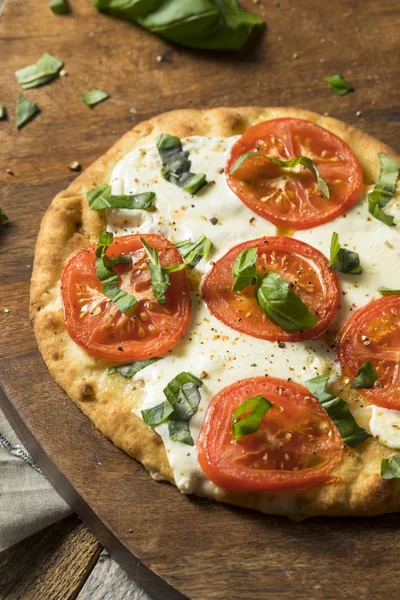 Mozarella Albahaca y tomate Pan plano PIzza — Foto de Stock