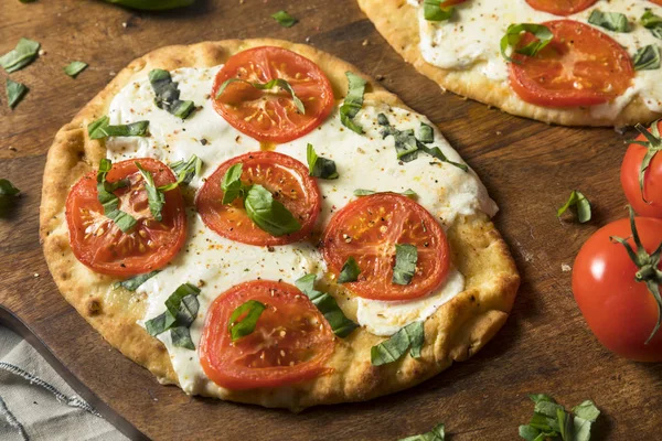 Mozarella Albahaca y tomate Pan plano PIzza — Foto de Stock