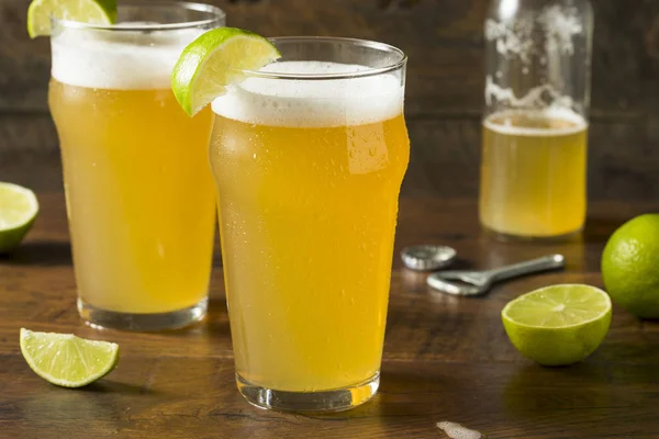 Birra messicana rinfrescante alcolica con calce — Foto Stock