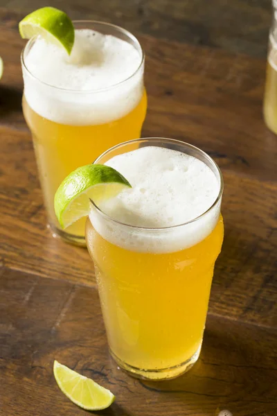 Birra messicana rinfrescante alcolica con calce — Foto Stock