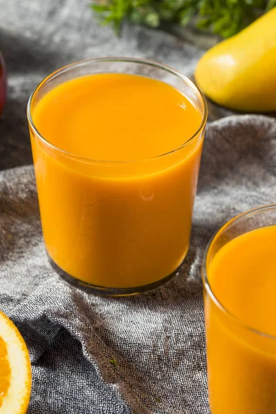 Gezonde organische oranje wortel Smoothie sap drinken — Stockfoto