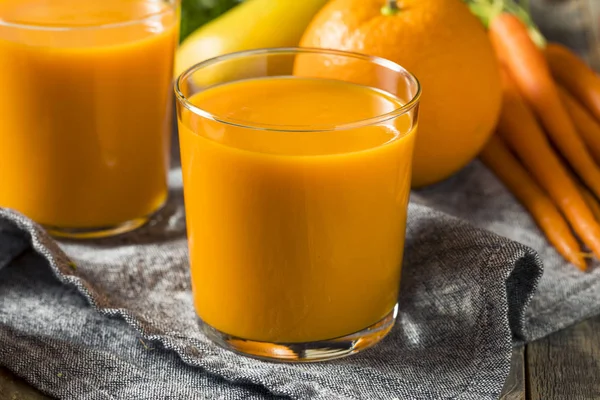 Gezonde organische oranje wortel Smoothie sap drinken — Stockfoto