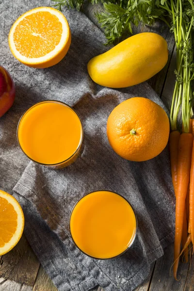 Boisson saine de jus de jus de carotte orange biologique — Photo