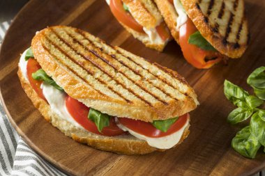 Sağlıklı ızgara fesleğen Mozzarella Caprese Panini