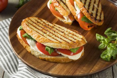 Sağlıklı ızgara fesleğen Mozzarella Caprese Panini