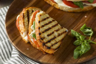 Sağlıklı ızgara fesleğen Mozzarella Caprese Panini