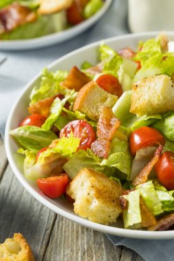 Croutons sağlıklı pastırmalı sandviç salata