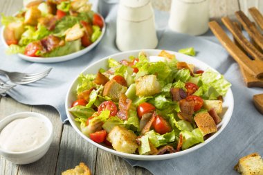 Croutons sağlıklı pastırmalı sandviç salata