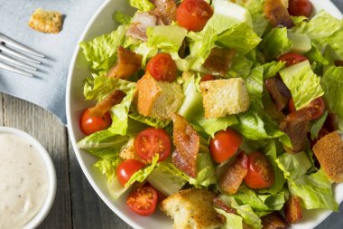 Croutons sağlıklı pastırmalı sandviç salata