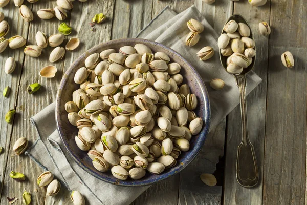 Pistachos frescos verdes orgánicos crudos —  Fotos de Stock