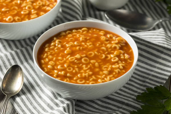 Sopa de alfabeto saudável em molho de tomate — Fotografia de Stock