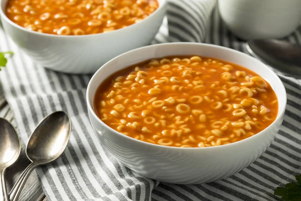 Sopa de alfabeto saudável em molho de tomate — Fotografia de Stock