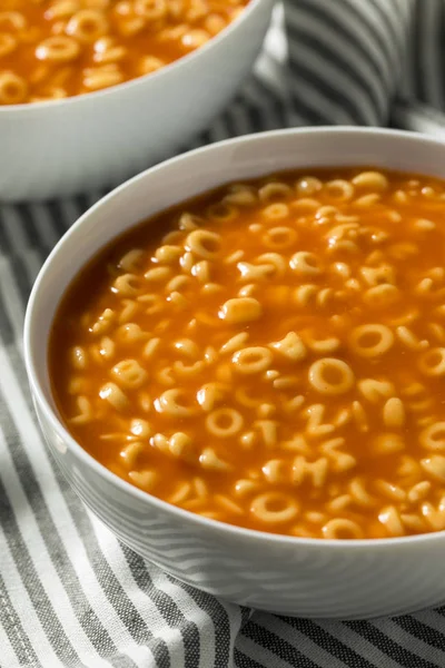 Здоровый алфавитный суп в томатном соусе — стоковое фото