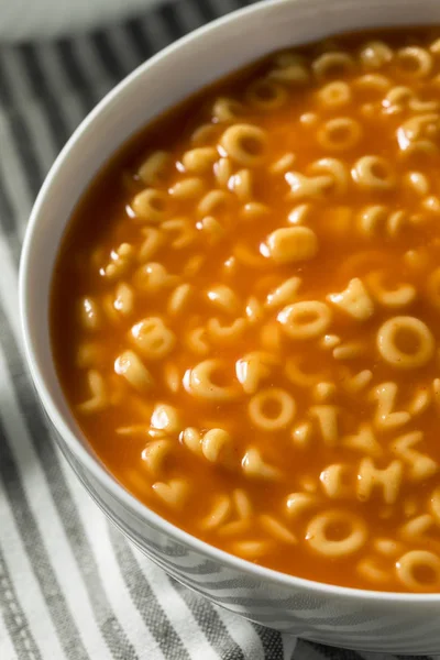 Sopa de alfabeto saudável em molho de tomate — Fotografia de Stock