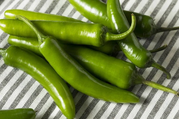 Pimentos de Serrano orgânicos verdes crus — Fotografia de Stock