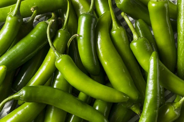 Pimentos de Serrano orgânicos verdes crus — Fotografia de Stock