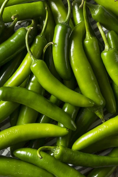Rå grön ekologisk Serrano paprika — Stockfoto