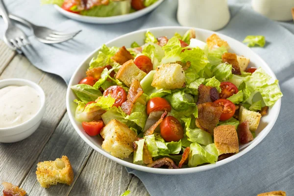 Salată BLT sănătoasă cu croutoane — Fotografie, imagine de stoc