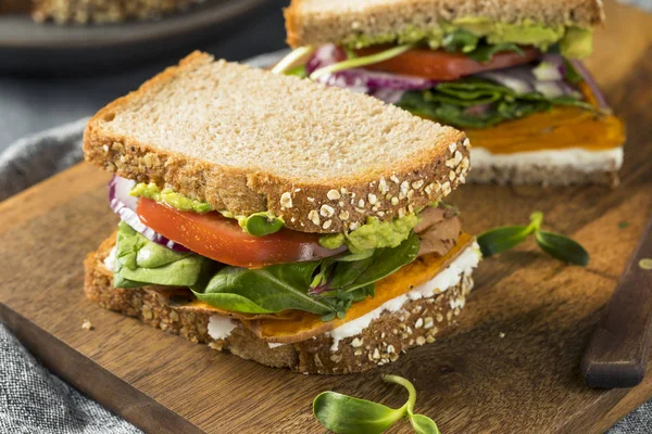 Sándwich vegetariano casero sano del vegetariano —  Fotos de Stock