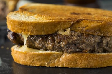 Ev yapımı peynir Patty Melt sandviç