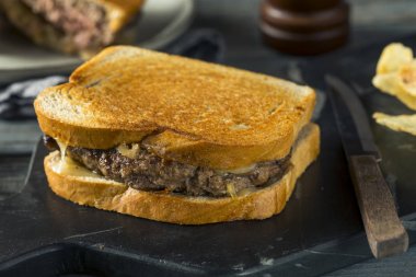 Ev yapımı peynir Patty Melt sandviç