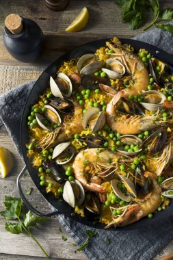 Ev yapımı İspanyol deniz ürünleri Paella