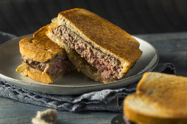 Hausgemachtes Käse-Patty-Schmelzsandwich — Stockfoto