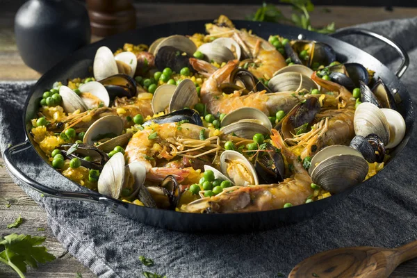 Paella de mariscos española casera — Foto de Stock