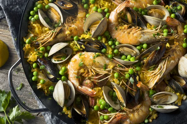 Paella de mariscos española casera — Foto de Stock