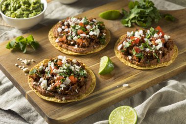 Ev yapımı et ve peynir Tostadas