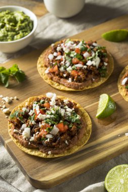 Ev yapımı et ve peynir Tostadas