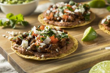 Ev yapımı et ve peynir Tostadas