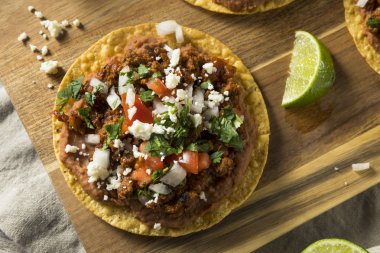 Ev yapımı et ve peynir Tostadas