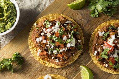 Ev yapımı et ve peynir Tostadas