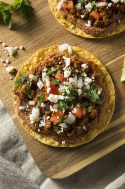 Ev yapımı et ve peynir Tostadas