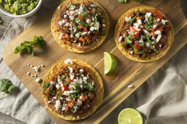 Ev yapımı et ve peynir Tostadas