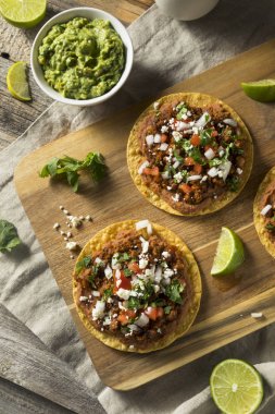 Ev yapımı et ve peynir Tostadas