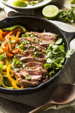 Ev yapımı sığır eti biftek salata