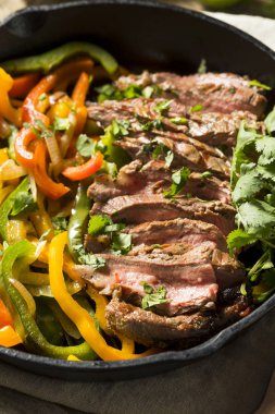 Ev yapımı sığır eti biftek salata