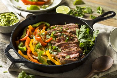 Ev yapımı sığır eti biftek salata