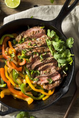 Ev yapımı sığır eti biftek salata