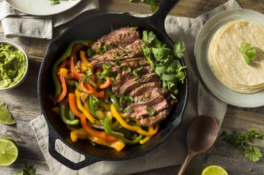 Ev yapımı sığır eti biftek salata
