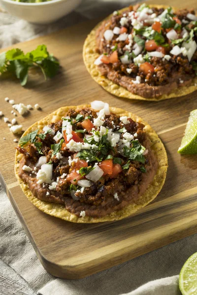 Carne de bovino e queijo caseiros Tostadas — Fotografia de Stock