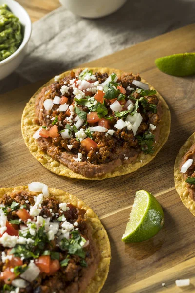 Hausgemachte Tostadas mit Rindfleisch und Käse — Stockfoto