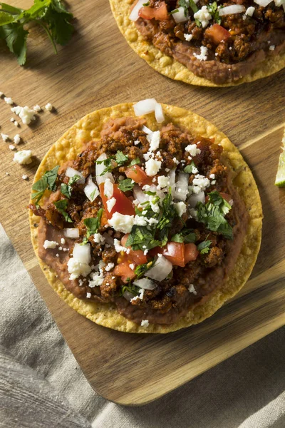 Házi készítésű marhahús és a sajt Tostadas — Stock Fotó