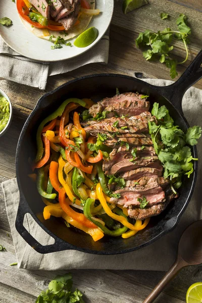 Ev yapımı sığır eti biftek salata — Stok fotoğraf