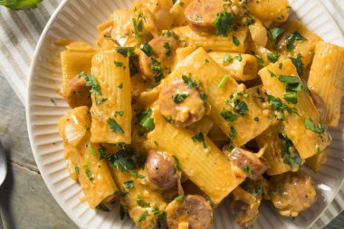 Ev yapımı sucuk ve rezene Rigatoni